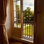 Chateau Du Mesnil Soleil , Domaine De Charme Et D'hotes * Damblainville