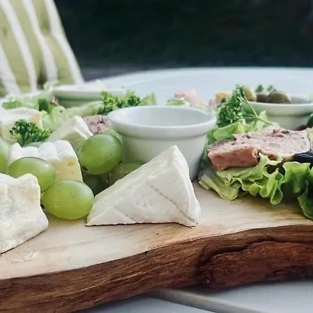 Chateau Du Mesnil Soleil , Domaine De Charme Et Chambres D'Hotes Damblainville