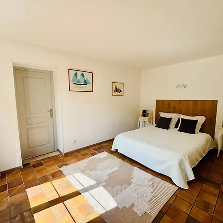 Chateau Du Mesnil Soleil , Domaine De Charme Et D'hotes *