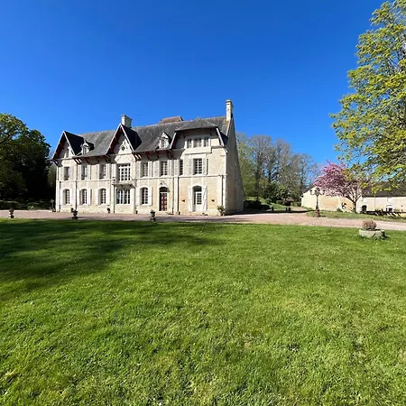 Chateau Du Mesnil Soleil , Domaine De Charme Et D'hotes *