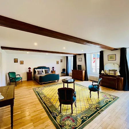 Chateau Du Mesnil Soleil , Domaine De Charme Et D'hotes *