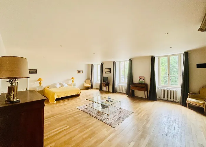 Chateau Du Mesnil Soleil , Domaine De Charme Et D'hotes *