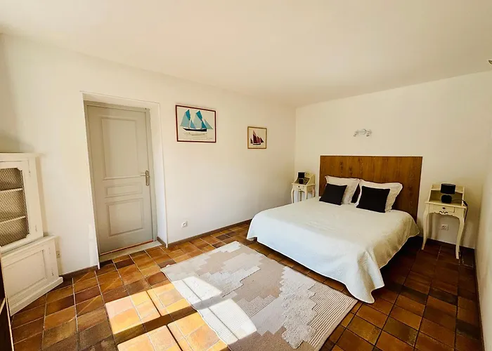 Chateau Du Mesnil Soleil , Domaine De Charme Et D'hotes *